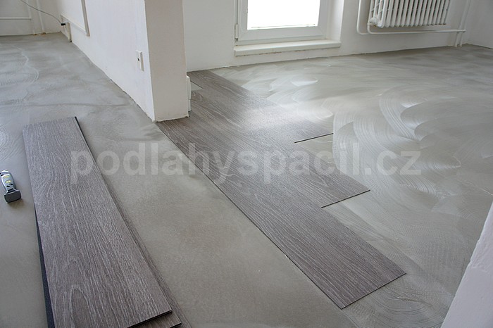lepení vinylové podlahy Expona Domestic 5986, realizace Brno